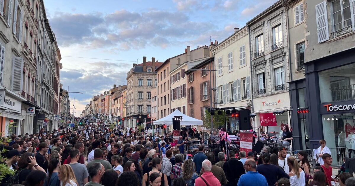 Photo de la Nuit de l'été, organisé par l'Office Culturel de Villefranche, une foule est présente rue Nationale pour écouter les groupes de musiques