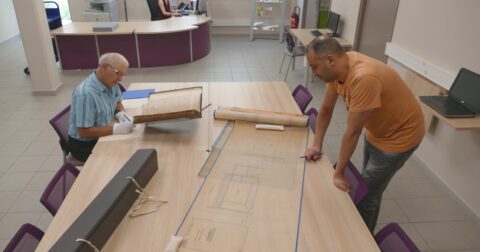 Photos montrant deux personnes en train de consulter des documents aux archives municipales