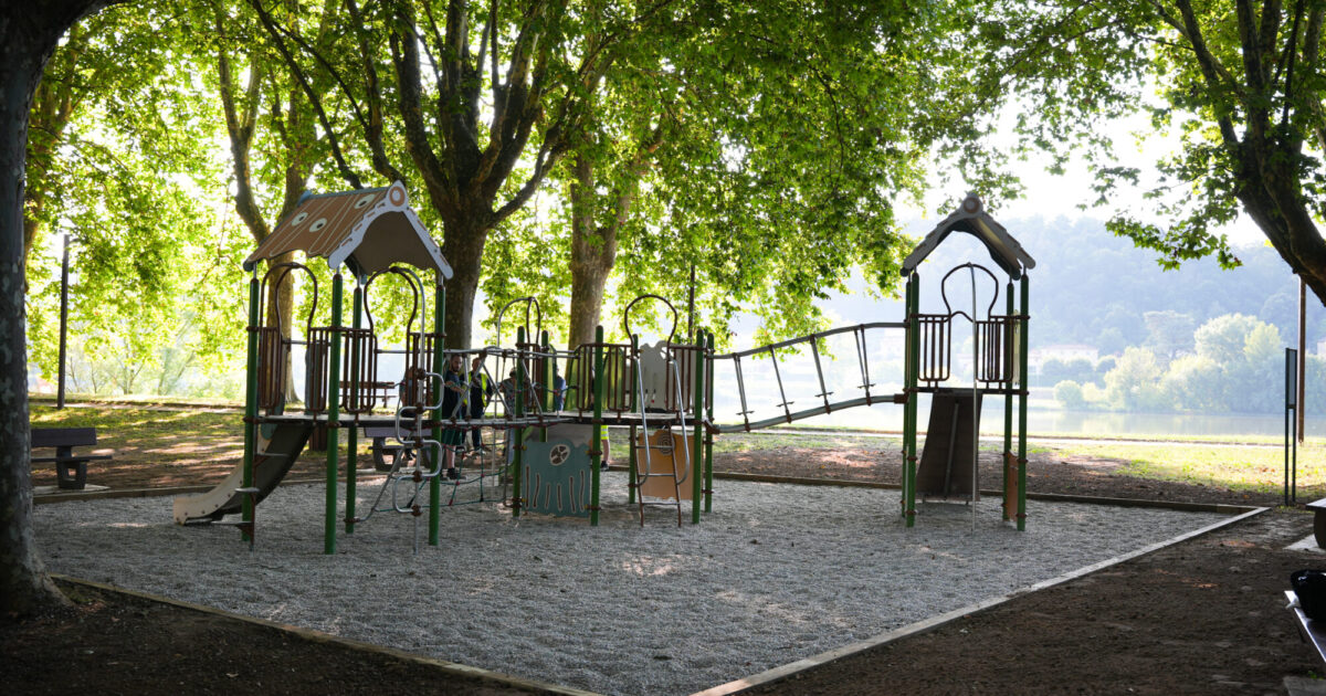 Aire de jeux située sur l'aire de loisirs du Bordelan