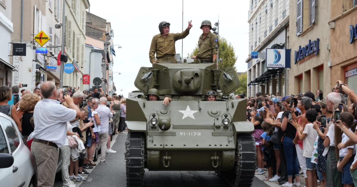 Photo du défilé lors des 80 ans de la libération de Villefranche