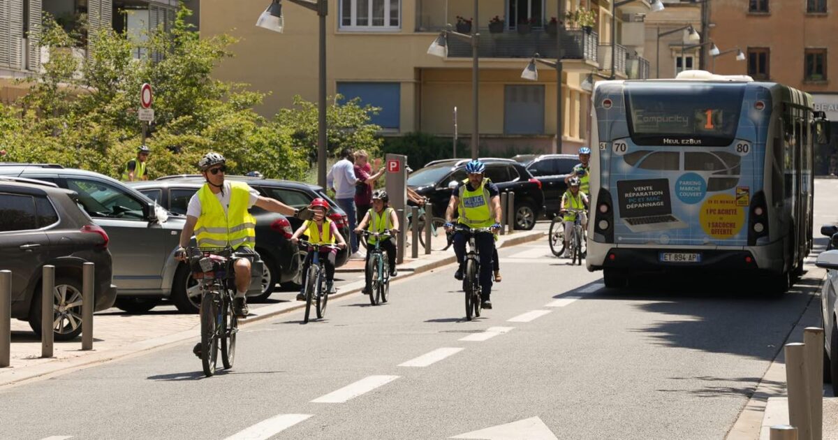 Enfants et adultes font du vélo ans le cadre du dispositif Savoir Rouler