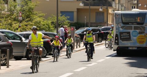 Enfants et adultes font du vélo ans le cadre du dispositif Savoir Rouler