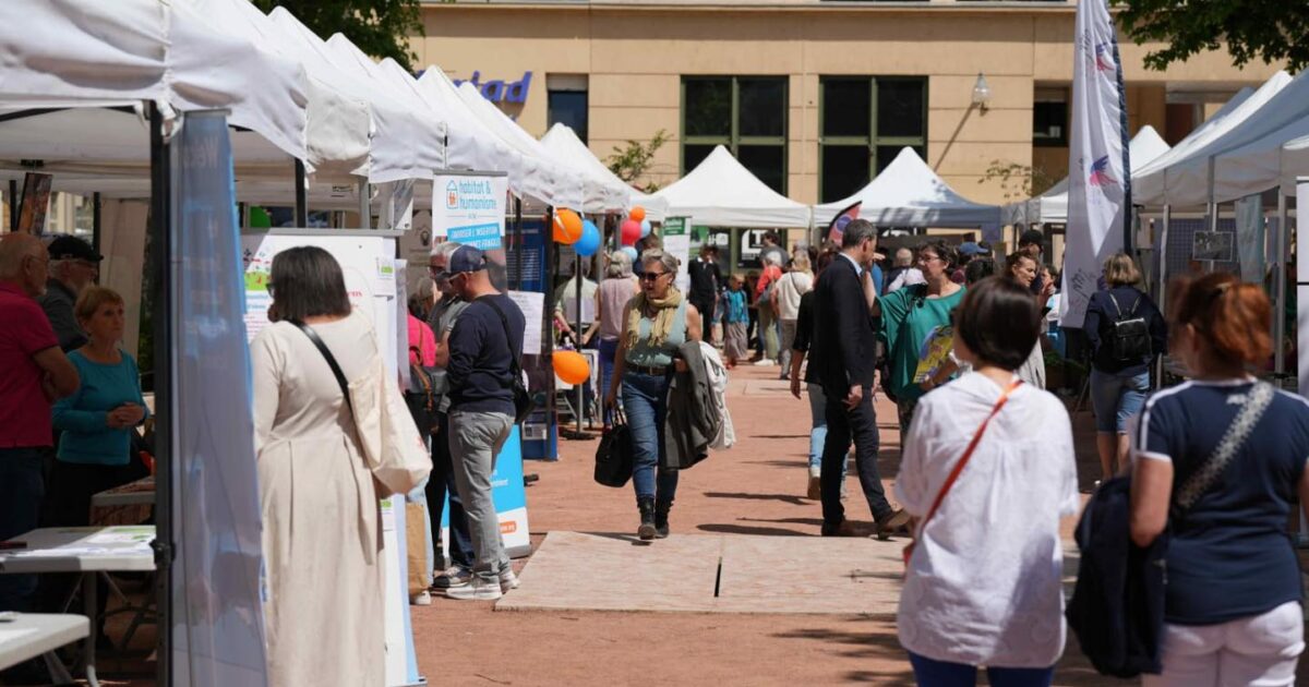Place des Arts lors de la Fête de l'environnement, des personnes regardent les nombreux stands