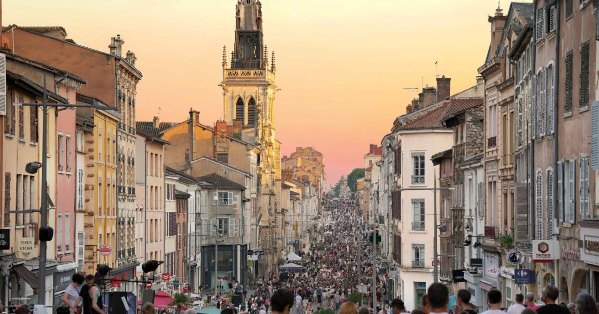 Photo de la rue Nationale lors de la Nuit de l'été avec la rue piétonne et des milliers de personnes.