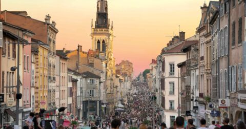 Photo de la rue Nationale lors de la Nuit de l'été avec la rue piétonne et des milliers de personnes.