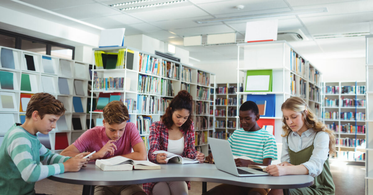 Photo d'illustration des élèves étudient dans une bibliothèque