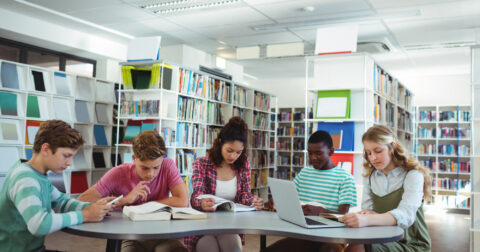 Photo d'illustration des élèves étudient dans une bibliothèque