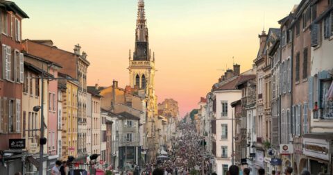 Photo de la rue nationale lors de la nuit de l'été, une foule de personne étaient présentes