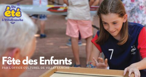 Photo illustrant un jeune garçon qui joue à des jeux en bois lors de la Fête des Enfants