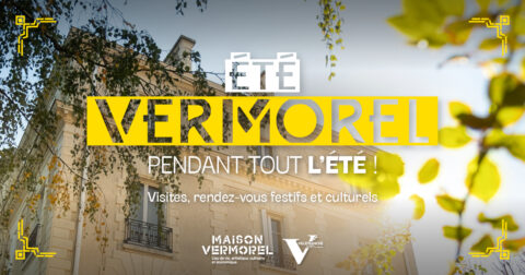 Affiche. Texte : Été Vermorel pendant tout l'été. Visites, rendez-vous festifs et culturels.