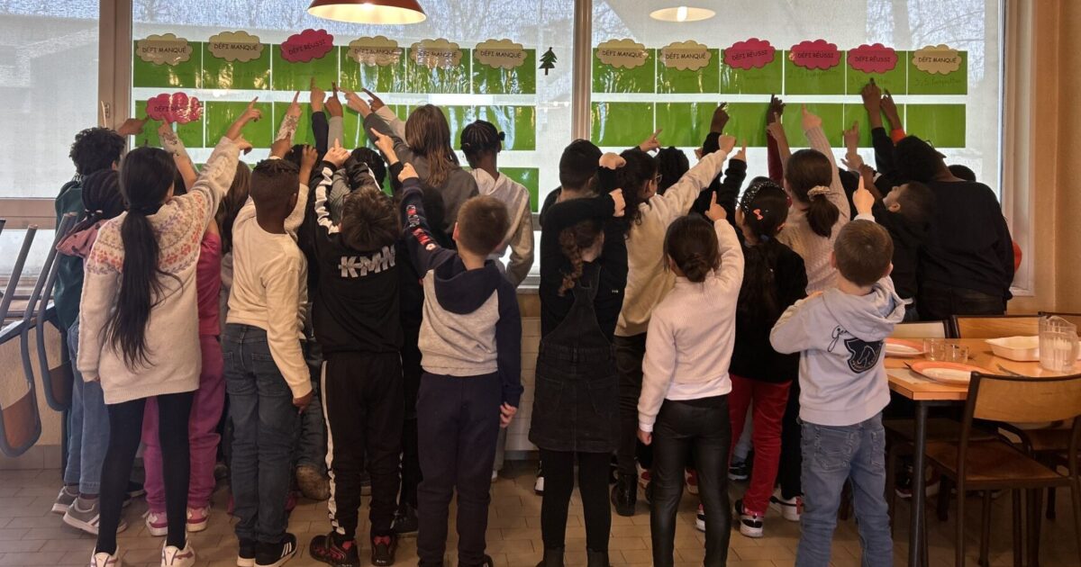 Photo d'un groupe de jeune qui lève les bras