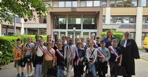 Groupe des Jeunes ambassadeurs citoyens devant le tribunal