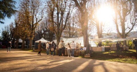 Marché de producteurs devant les serres de la Maison Vermorel