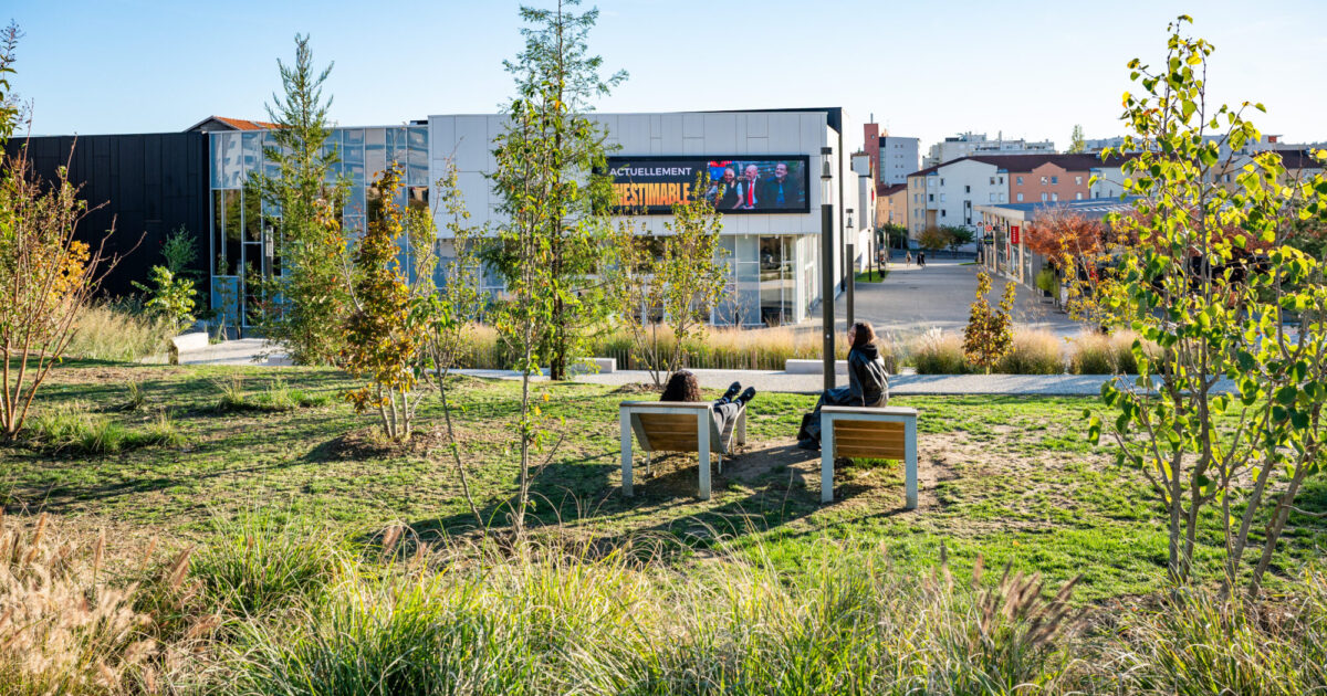 Photo du Parc Simone Veil au fond, on aperçoit le cinéma CGR dans l'Ecoquartier.
