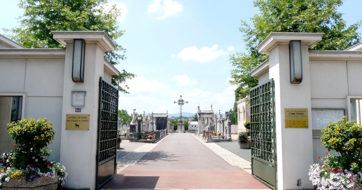 Photo de l'entrée du cimetière communal