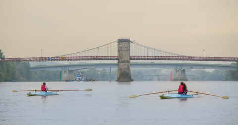 Photo de jeunes sur des avirons sur la Saône devant le pont de Jassans.