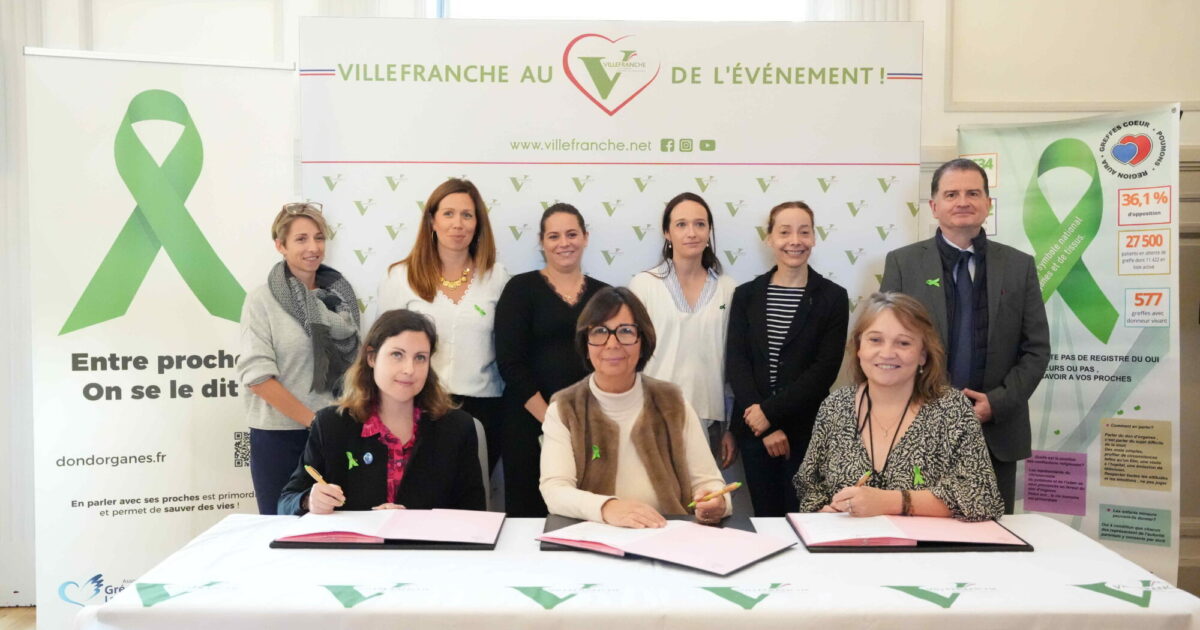 Photo lors de la convention du don d'organe et de la Ville de Villefranche. Les représentants de l'état et de l'organisme conventionné sont sur la photo.