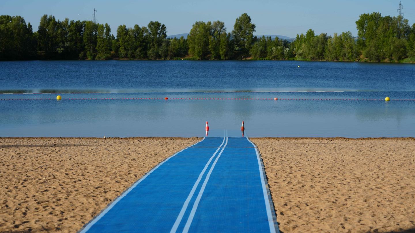 chemin d'accès sécurisé pour personnes à mobilité réduite jusqu'à la plage