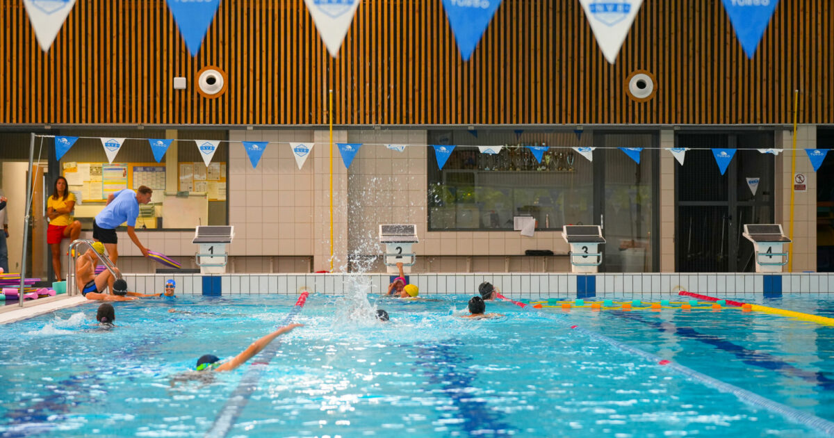 Photo de dos d'enfant entrain d'apprendre à nager
