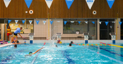 Photo de dos d'enfant entrain d'apprendre à nager