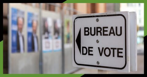 Photo illustrant un panneau signalétique indiquant la direction dans laquelle les usagers doivent se diriger pour aller dans les bureaux de vote.