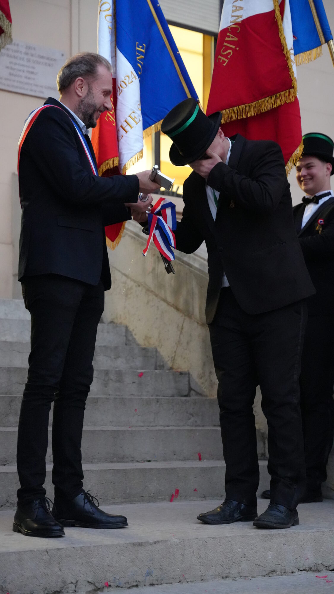 Le président des 20 ans, très ému, rend les clefs de la Ville au Maire