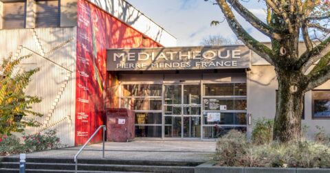 Photo de la façade de la Médiathèque Pierre Mendès France.