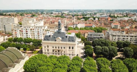 Photo de drone de l'Hôtel de Ville de Villefranche.