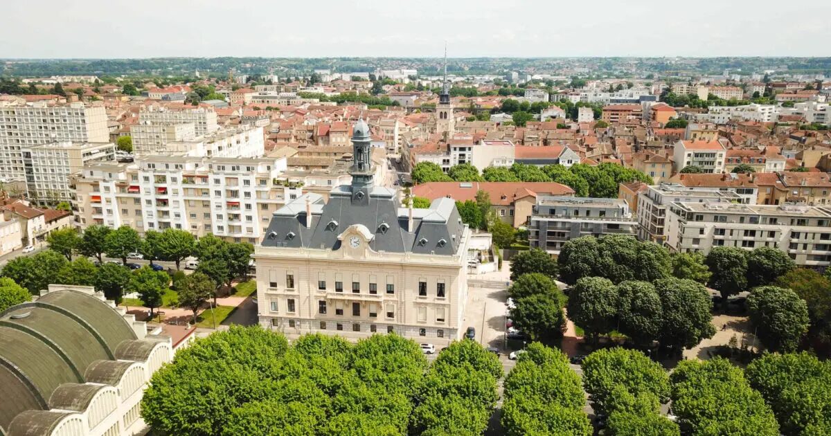 Photo de drone de l'Hôtel de Ville de Villefranche.