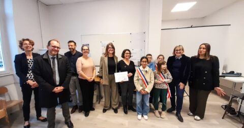 Photo lors de la remise du label à l'école Monnet-Roland de Villefranche avec les représentants de l'école, du label, de l'inspectrice, des Jeunes ambassadeurs citoyens.