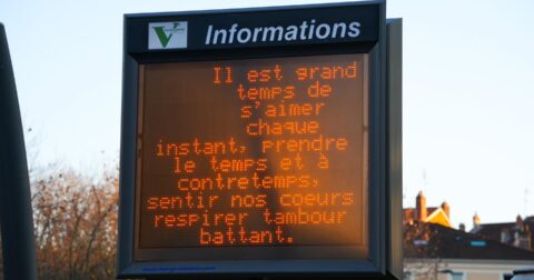 Panneau lumineux de la collectivité indiquant un message d'amour