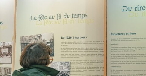 Une femme lit les informations