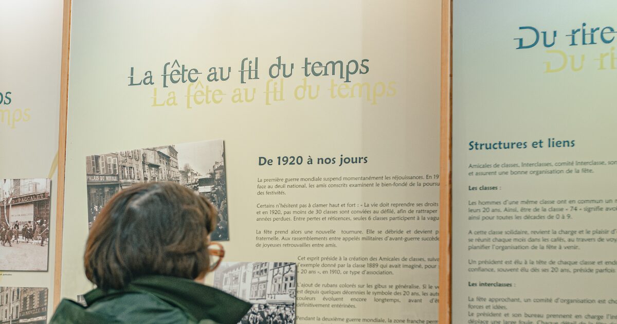 Une femme lit les informations